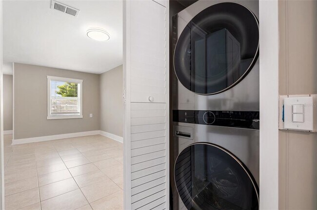 Building Photo - 231 E Madeira Ave