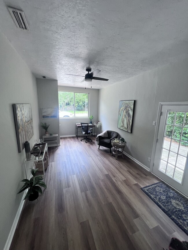 Building Photo - 3857 W University Ave