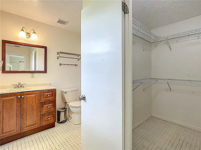 Master bathroom - 4476 Fairview Ave