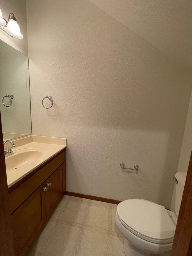 Building Photo - East Medford 2 bedroom 1.5 bathroom 2 story townhome