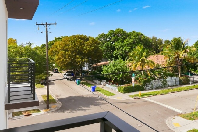 Building Photo - 1376 SW 4th St