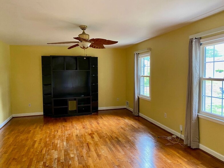 Building Photo - 112 Pinehurst Dr