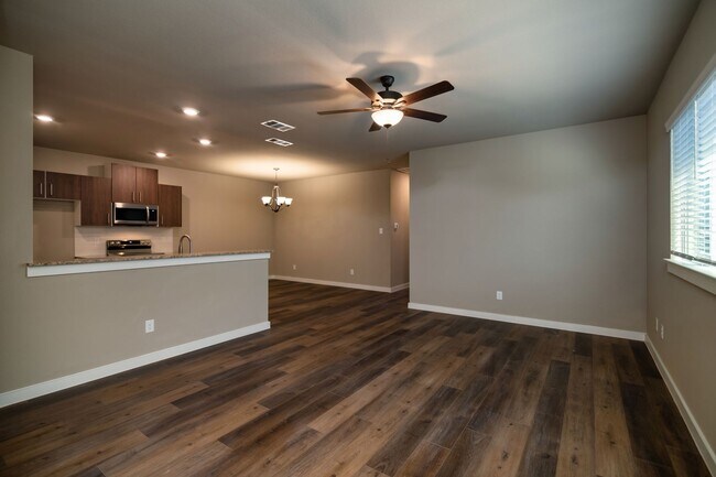 Building Photo - GORGEOUS 3 BEDROOM DUPLEX LOCATED IN MIDLO...