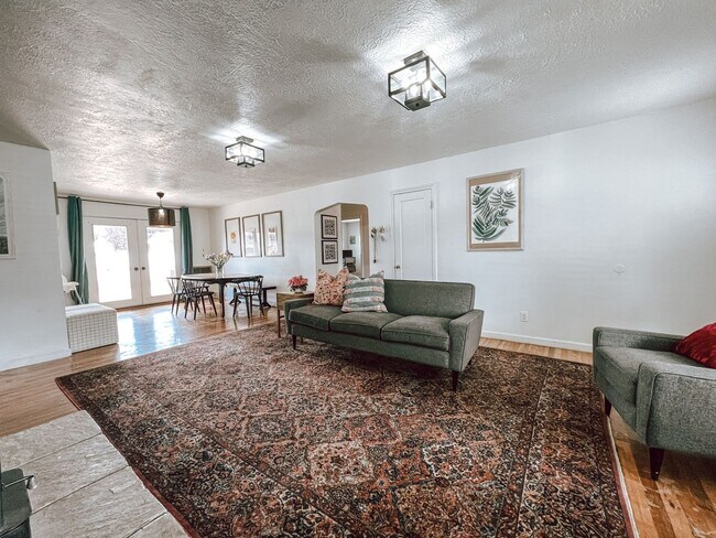 Building Photo - Stylish home ready for comfortable living