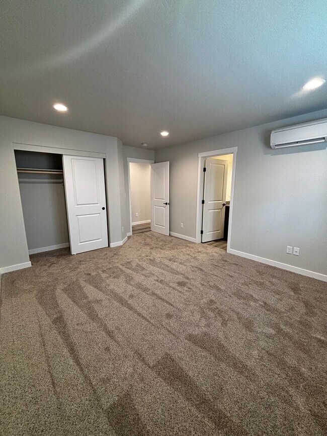 Building Photo - 6920-2t - 4738-4740 Gebhard