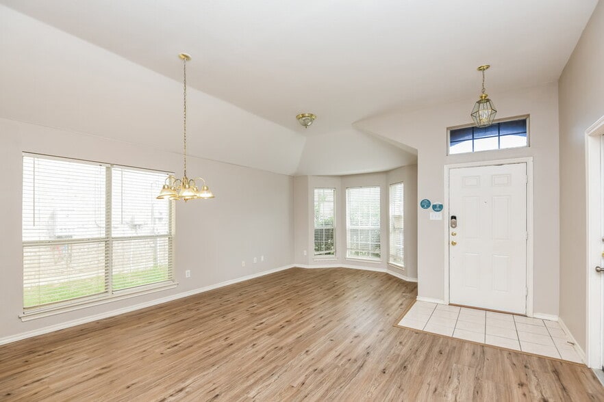 Building Photo - 633 Crystal Brook Dr