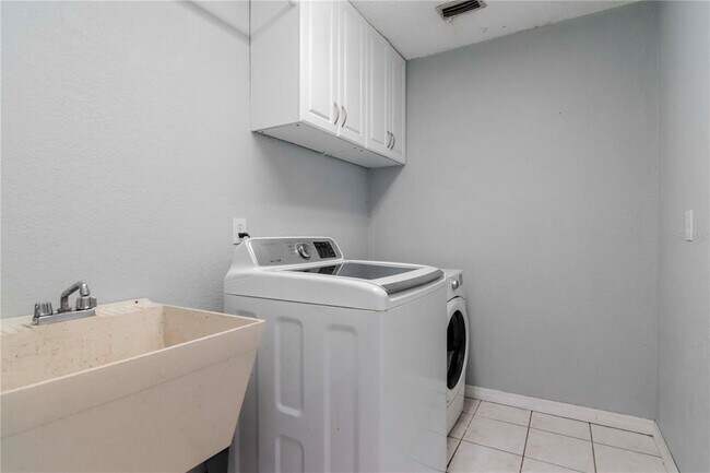Building Photo - 912 Lakewood Dr