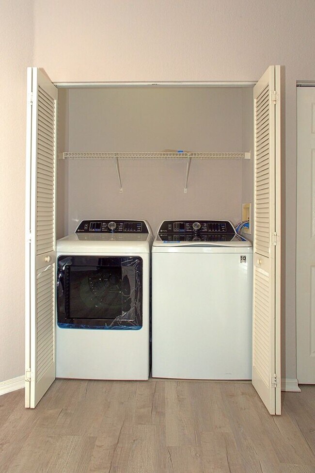 Building Photo - Gorgeous - Completely updated 2 bed 2 bath condo in gated community of Mosaic at Millenia!