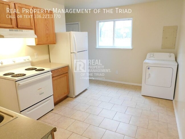 Building Photo - Spacious 2 Bedroom Apartment at Parker Place