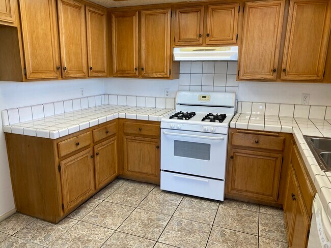 Building Photo - 668 W 19th St