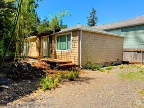 Building Photo - 3 Bedroom, 1 Bathroom S. Eugene Home