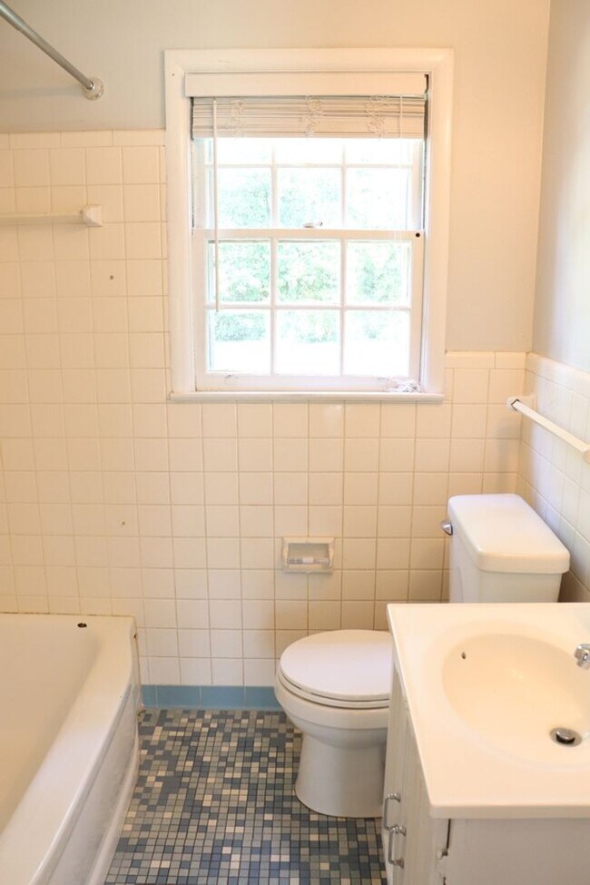 Building Photo - Charming 3-Bedroom + BONUS SUNROOM