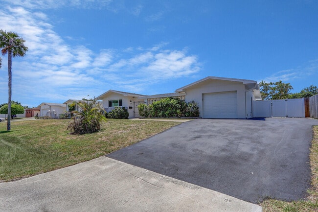 Building Photo - 3898 Holly Dr