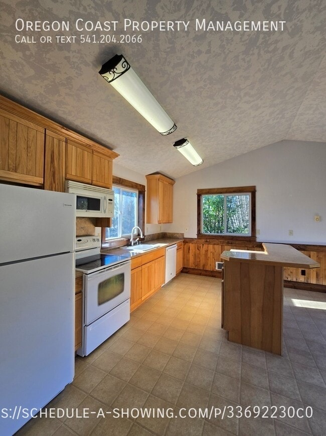 Building Photo - 1025 Wilson River Loop