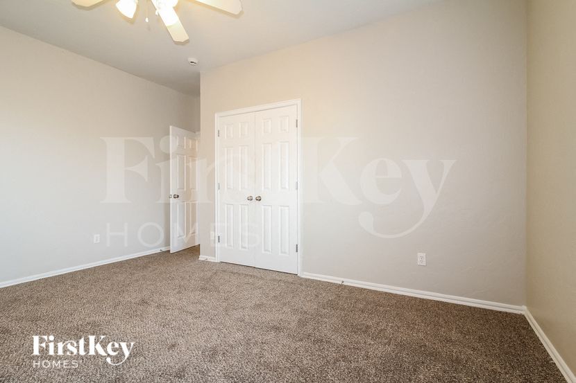 Building Photo - 4200 MacKenzie Dr