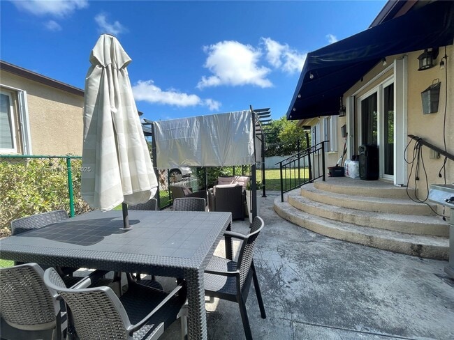 Building Photo - 557 De Leon Dr