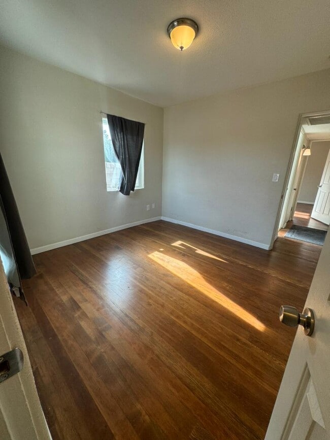 Building Photo - 813 N Center Ave