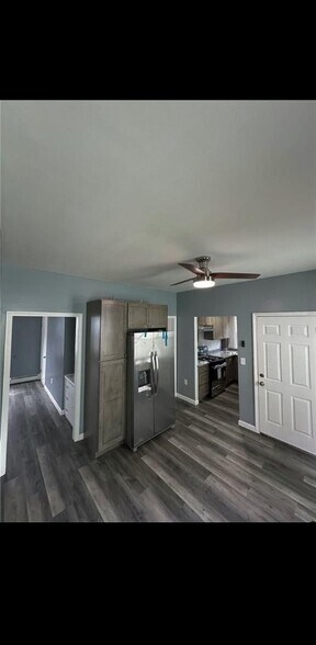 Building Photo - 208 Carnation St