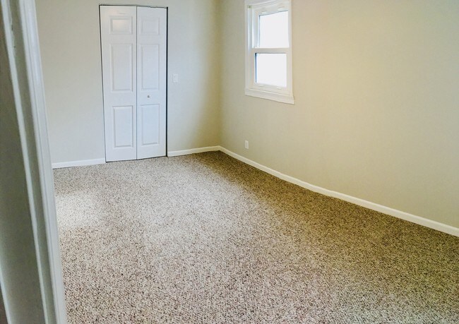 Building Photo - 913 E Emerson St