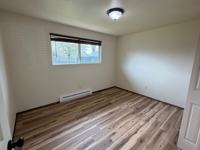 Building Photo - 2 Bedroom 1 Bath 3plex