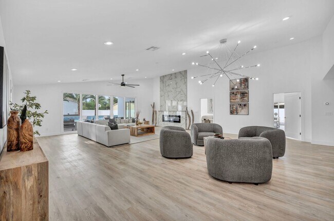 Building Photo - Meticulously renovated single-story contem...