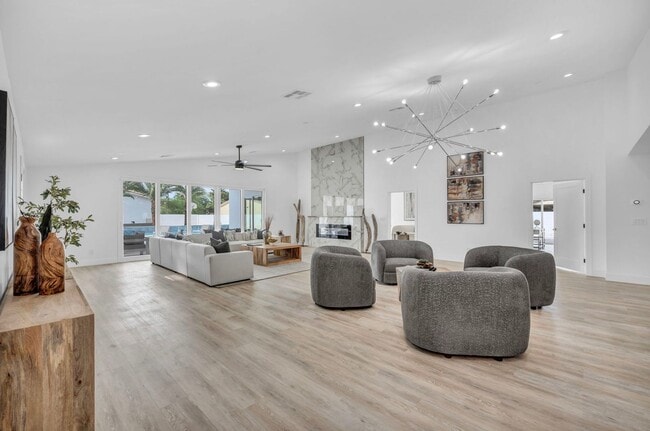 Building Photo - Meticulously renovated single-story contemporary estate