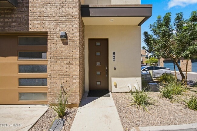 Building Photo - 901 S Smith Rd