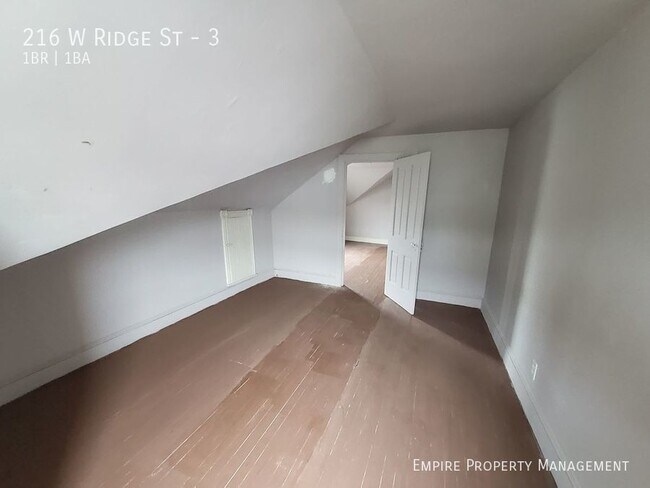 Building Photo - Available Now- 1 bedroom, 1 bathroom in La...