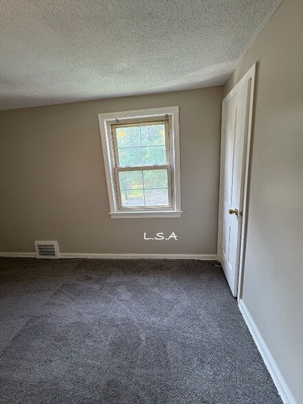 Building Photo - 18605 Maple Heights Blvd