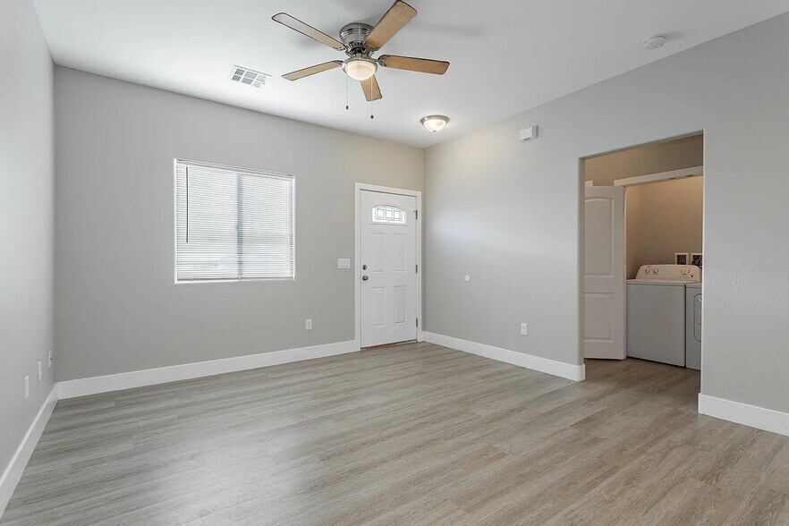 Building Photo - 1701 S Dandelion St