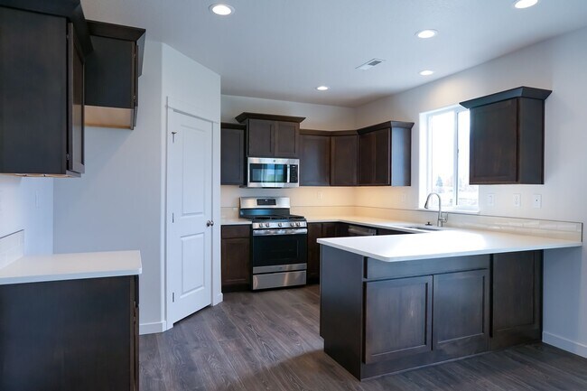 Building Photo - 4 Bedroom, 2.5 Bath New home