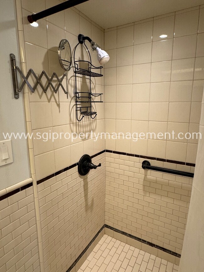 Building Photo - 945 N Pasadena-53