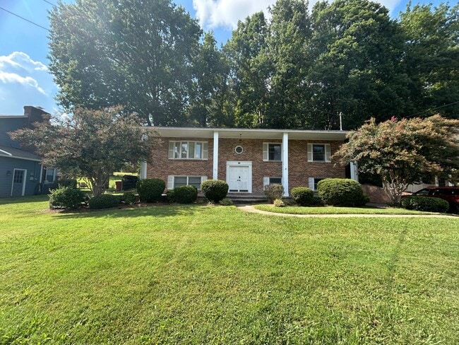 Primary Photo - Large 4 bedroom 3 bathroom house in the he...