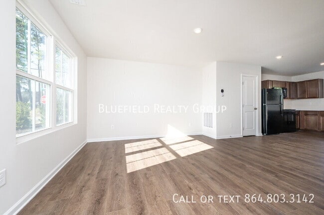 Building Photo - 886 Cranbrook Dr