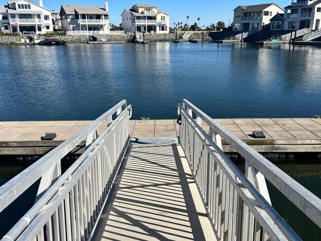 Building Photo - Waterfront Beauty