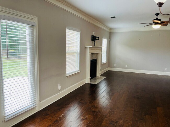 Building Photo - WOW! 5 bed, 4 full baths, brick exterior, ...