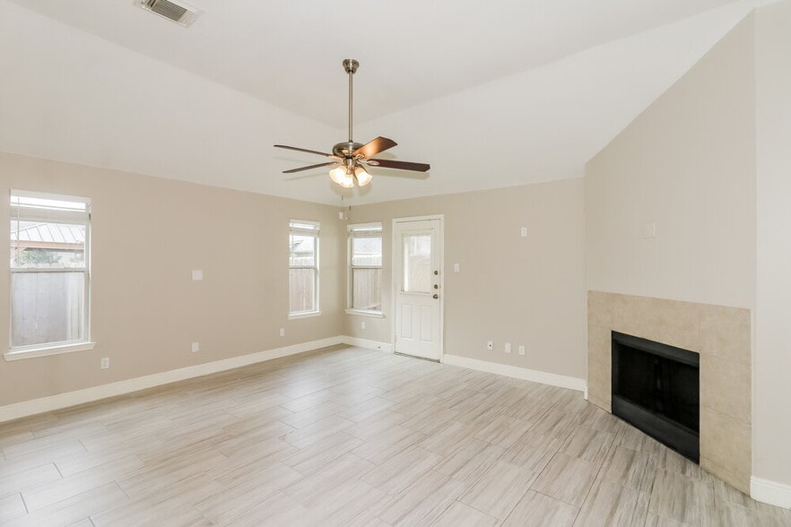 Building Photo - 25235 Clover Ranch Dr