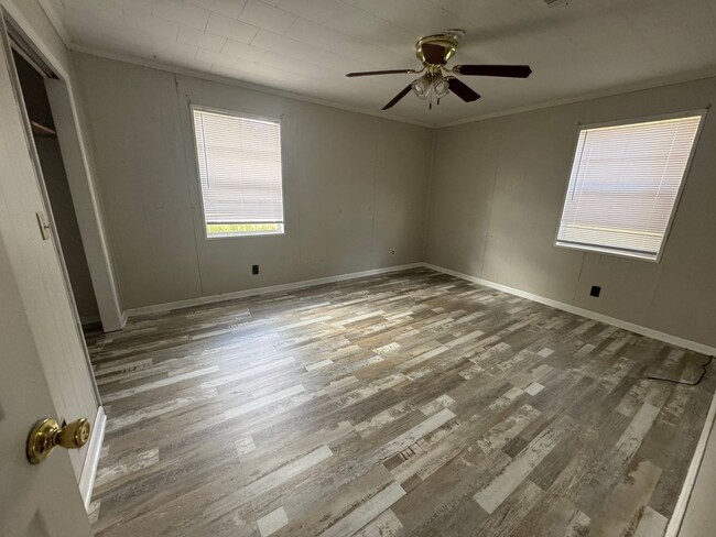 Building Photo - Cute Frame Home in Grand Ridge, Florida