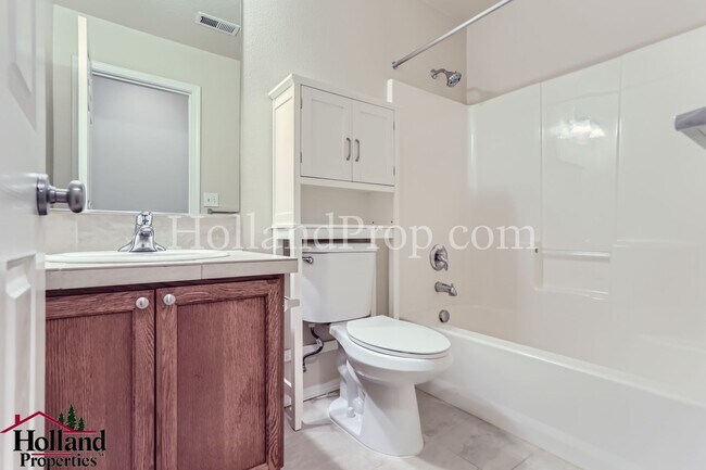 Building Photo - Beautiful 3 Bedroom Home with Community Pool, Hot Tub & 2-Car Garage in Hillsboro ** NEW PRICE $2...