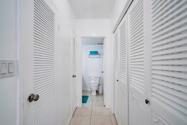 Building Photo - 3725 S Ocean Dr