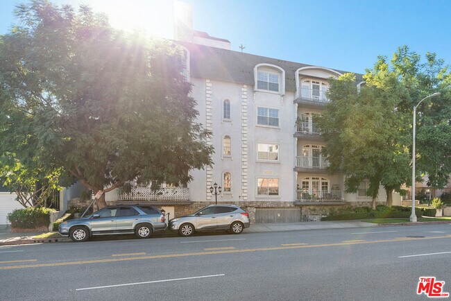 Building Photo - 2025 S Beverly Glen Blvd