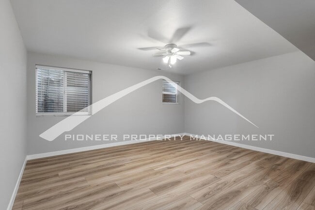 Building Photo - Renovated 3-Level 2BR Townhouse w/ Garage ...