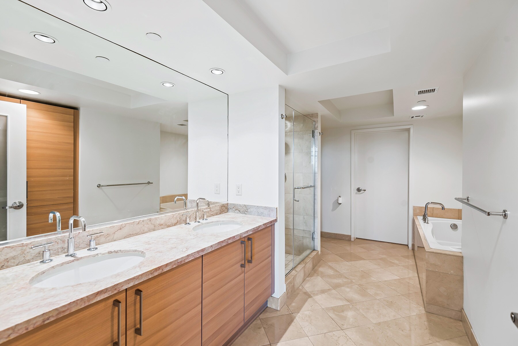 Building Photo - 13650 marina pointe Dr