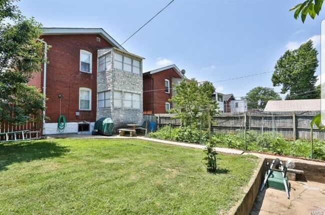 Fenced In/Shared Back Yard - 5331 Devonshire Ave