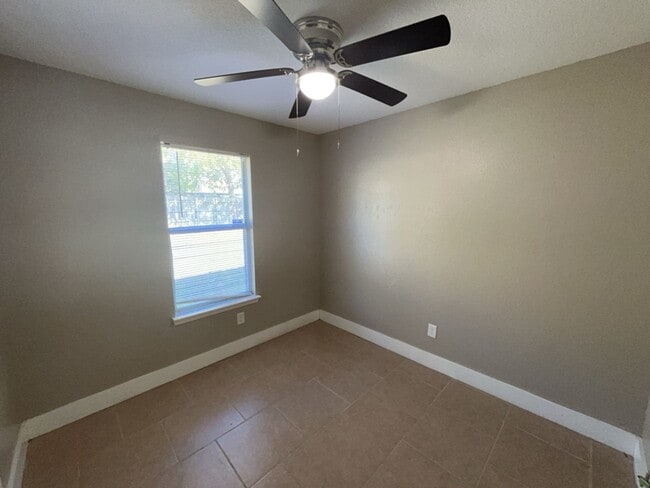 Building Photo - 709 Lisa Ln