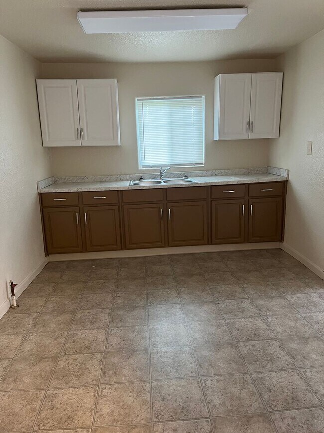 Building Photo - w7265e