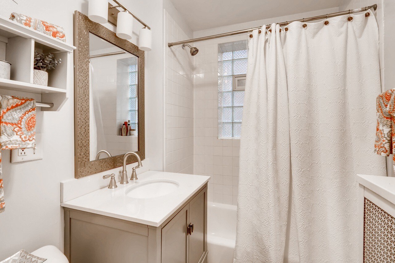 Building Photo - 2549 W Winnemac Ave