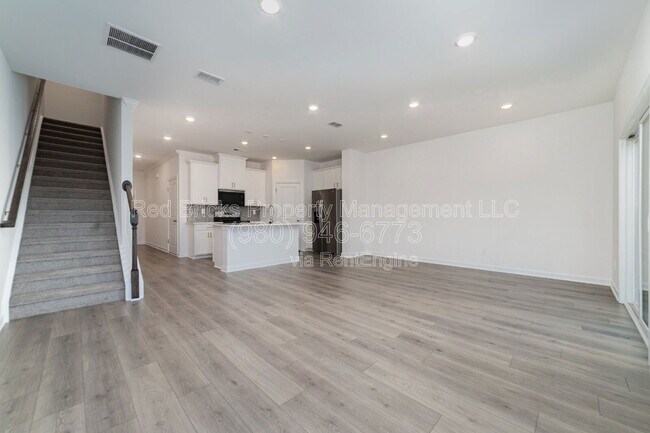 Building Photo - 4039 Smt Wds Dr