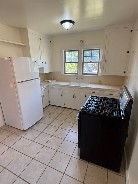 Building Photo - 566 W 38th St