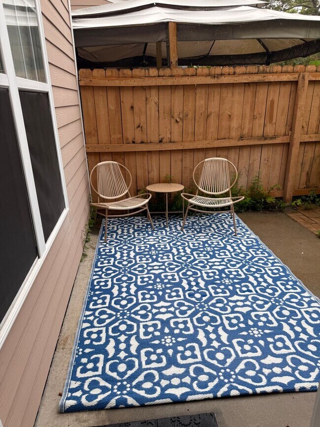 Building Photo - 3 bedroom fully furnished home, Pet Friend...